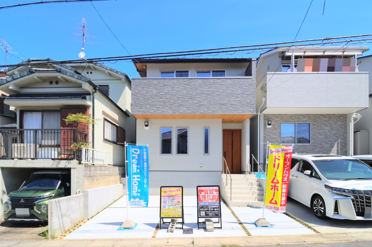 「ドリームタウン深草兜山町」滑り台やブランコのある公園まで徒歩１分＆閑静な住宅街でのびのび子育てできる住環境！