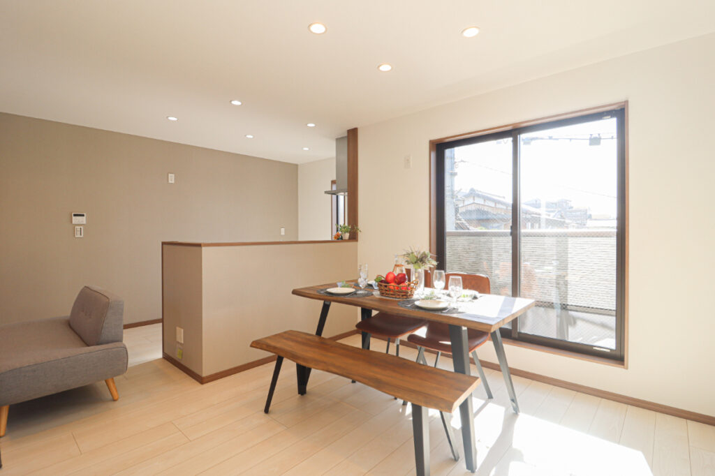 採光が差し込み温かいお家