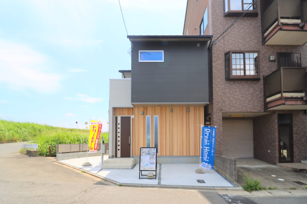 上質な木目と光が調和する、落ち着きのある大人の住まい