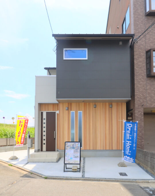 上質な木目と光が調和する、落ち着きのある大人の住まい