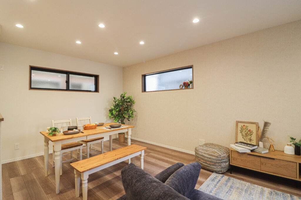 洋室に吹抜があり明るいお部屋