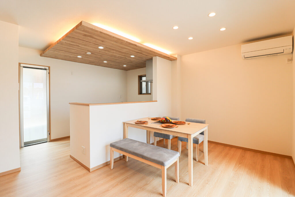 折り下げ天井の間接照明ありのZEH水準住宅