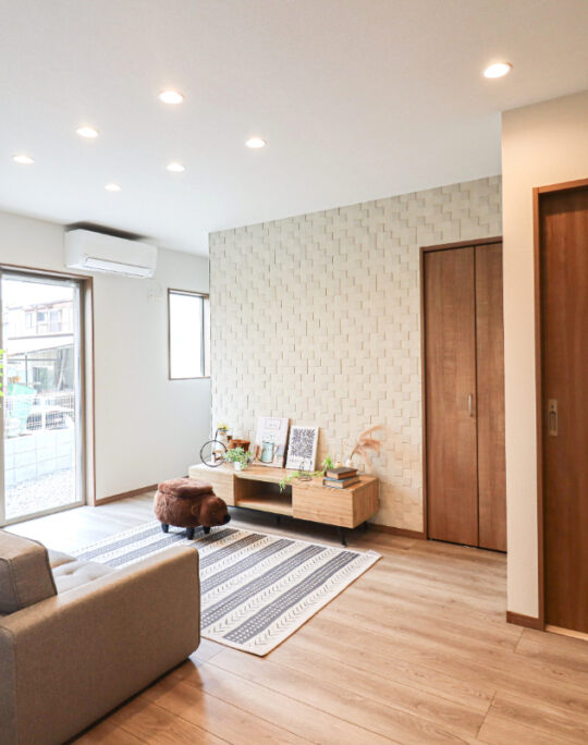 玄関・リビング収納充実・光が差し込み昼間は電気いらず