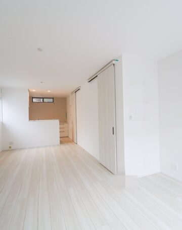 ホワイト色で明るく映えるお家