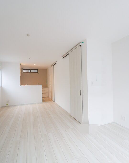 ホワイト色で明るく映えるお家