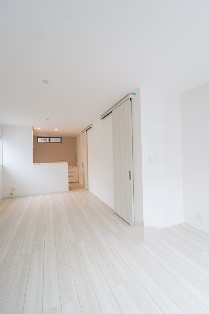 ホワイト色で明るく映えるお家