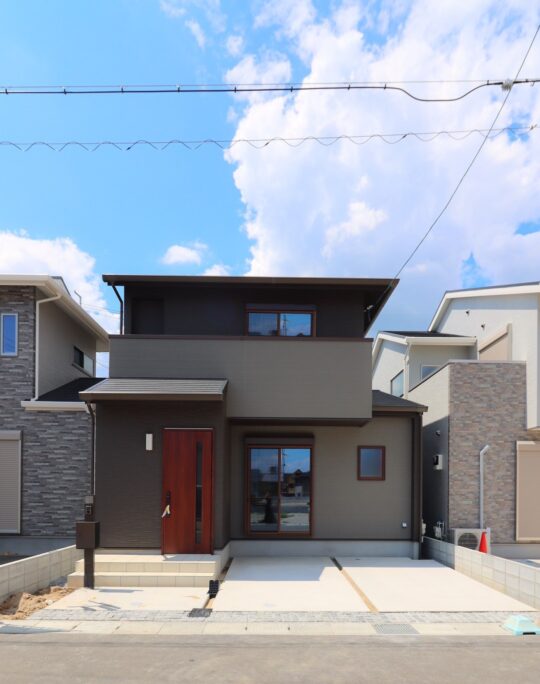 緑の壁紙がアクセントのお家