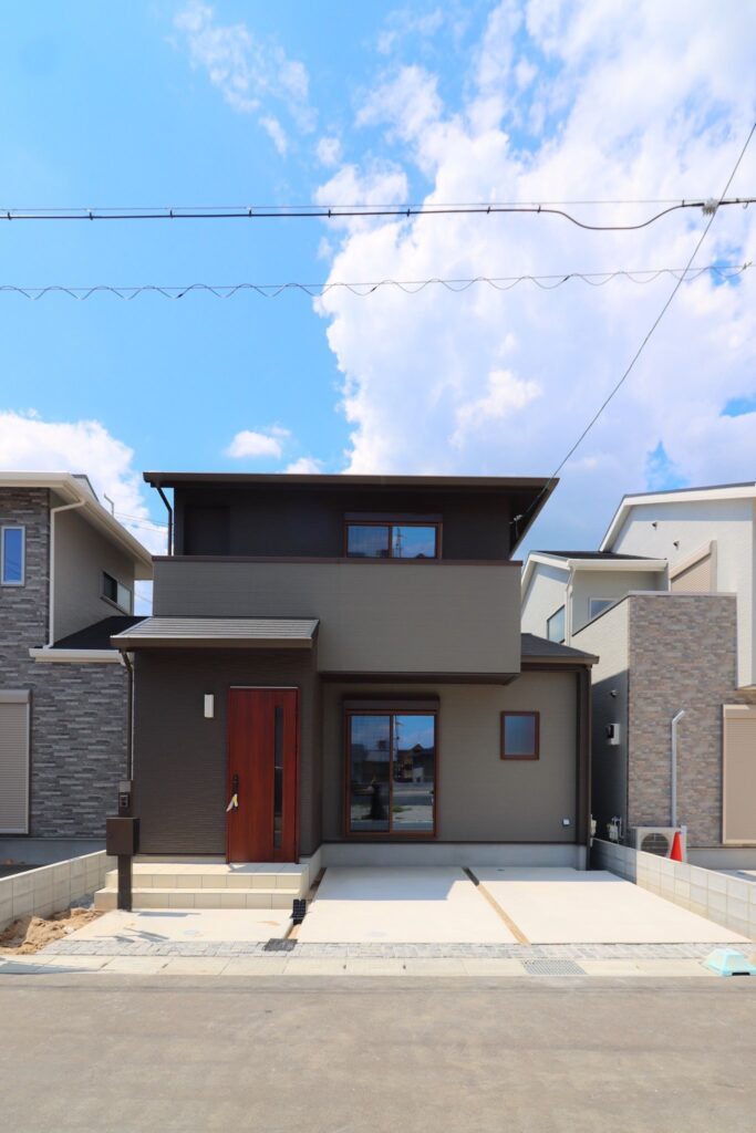 緑の壁紙がアクセントのお家