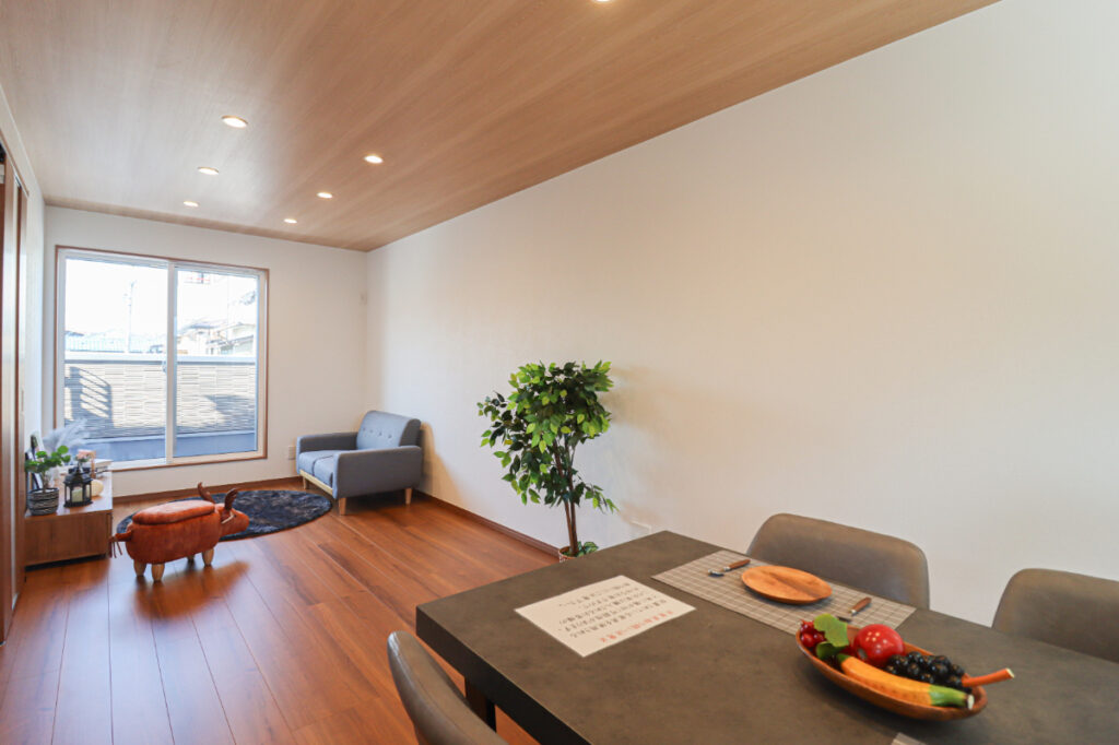 温かみのある色味でご家族が賑やかに