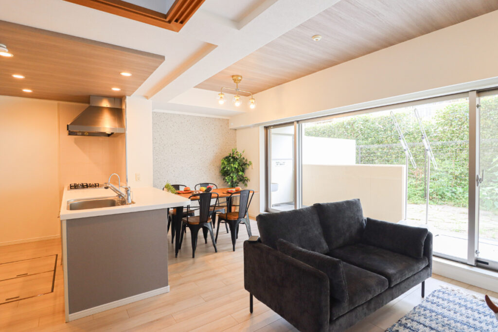 バルコニーから採光が差し込み明るいお部屋に