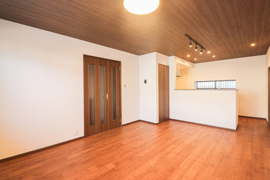 シックな畳のお部屋で家族で寛げる