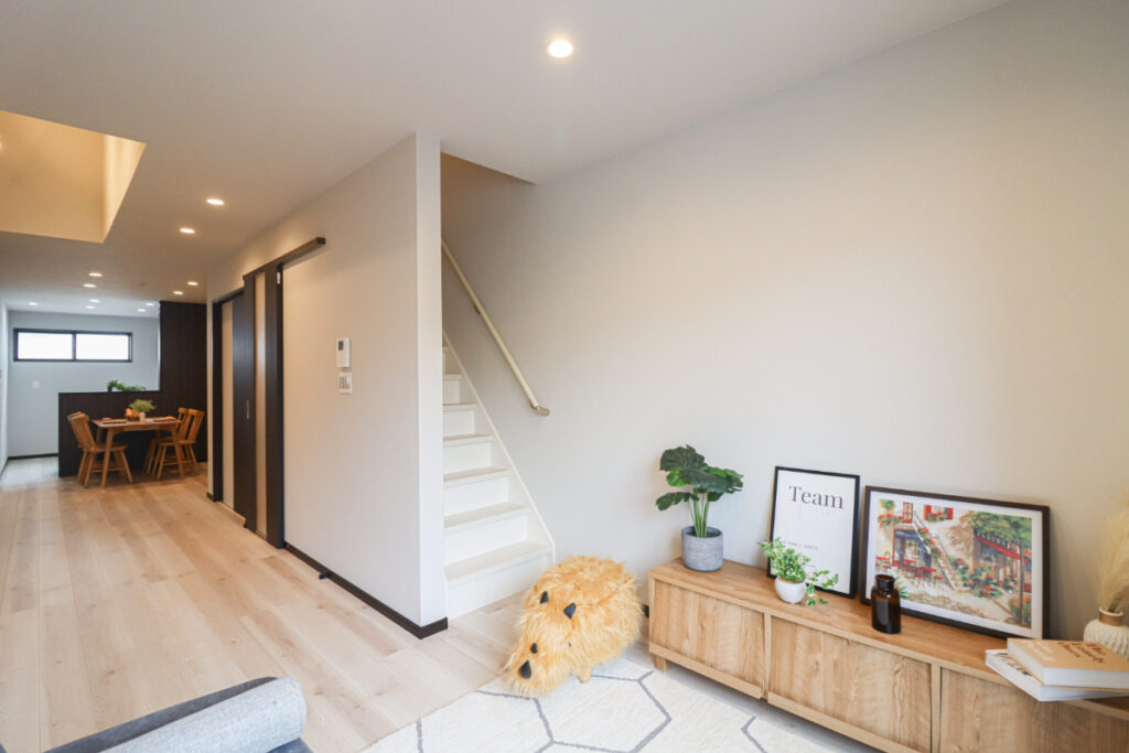 南向きのワイドバルコニー付き●ZEH水準省エネ住宅●リビングに吹抜●小回りの利くＬ字型キッチン