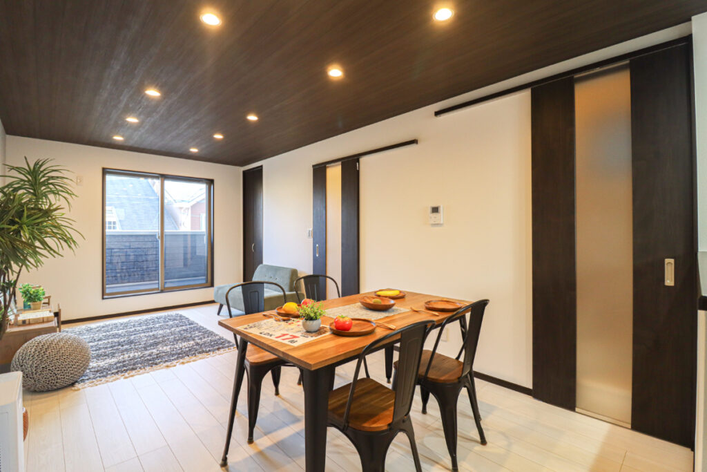 1階部分に洋室あり・1ＢＯＸ車駐車可能・２階リビングで採光×プライバシー確保・全居室に収納有