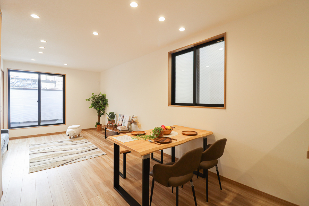 「ドリームタウン高槻市淀の原町」阪急「上枚」駅徒歩13分！２階リビングでプライバシー確保できるお家！