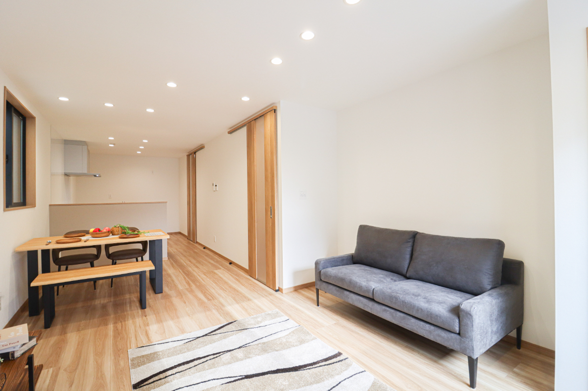 「ドリームタウン高槻市淀の原町」阪急「上枚」駅徒歩13分！２階リビングでプライバシー確保できるお家！