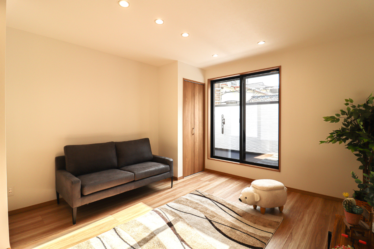 「ドリームタウン高槻市淀の原町」阪急「上枚」駅徒歩13分！２階リビングでプライバシー確保できるお家！