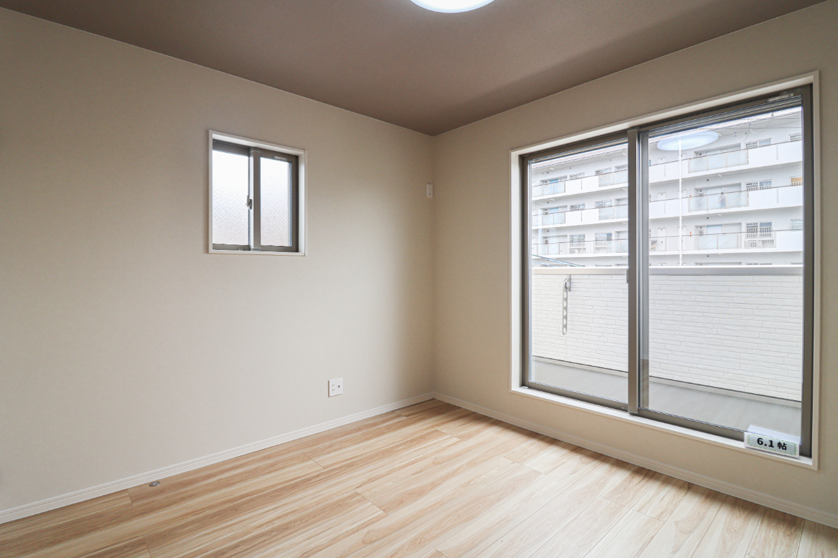 「ドリームタウン椥辻草海道町」南向きで明るく、前道幅員8.6ｍのゆとりある立地。 地下鉄「椥辻」駅まで徒歩3分の、利便性の高い住環境です。