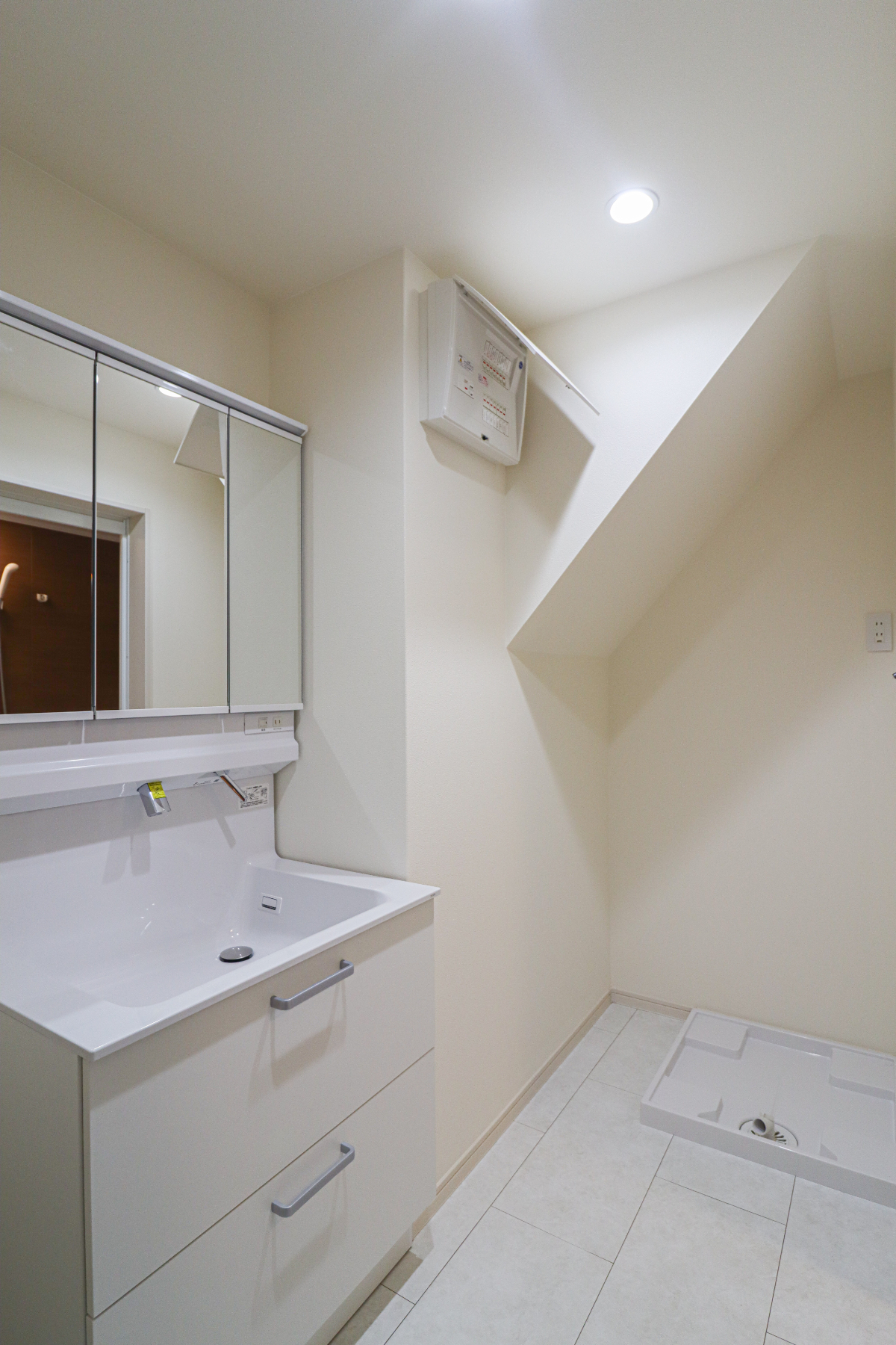 「ドリームタウン椥辻草海道町」南向きで明るく、前道幅員8.6ｍのゆとりある立地。 地下鉄「椥辻」駅まで徒歩3分の、利便性の高い住環境です。