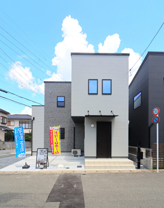 グレー×ホワイト。質感で魅せるミニマルな邸宅