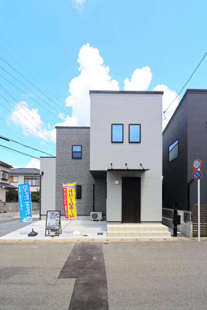 グレー×ホワイト。質感で魅せるミニマルな邸宅