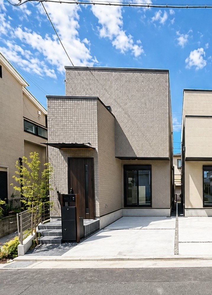 大阪府摂津市「洗練されたデザインと開放感が際立つ、街並みに映えるモダンな住まい」