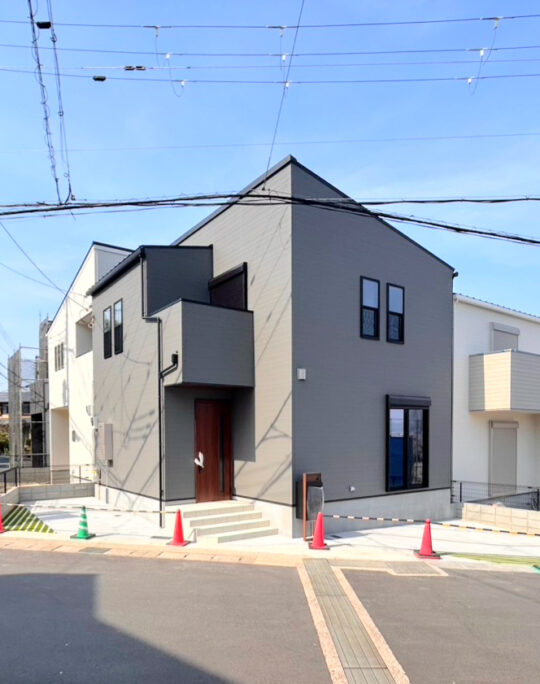 太陽の光が差し込む角地のお家