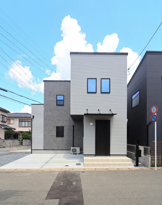 京都府亀岡市「グレー×ホワイト。質感で魅せるミニマルな邸宅」