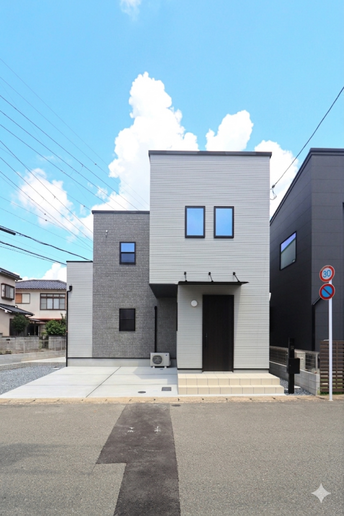 京都府亀岡市「グレー×ホワイト。質感で魅せるミニマルな邸宅」