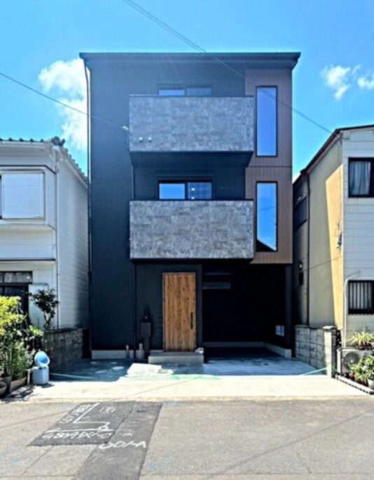 I様邸「落ち着きのあるグレーのアクセントクロスと木目の温かみが調和した上質なLDK」