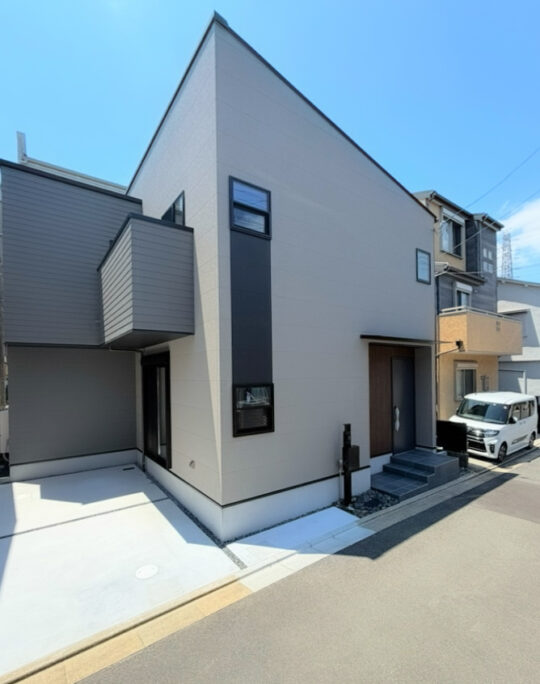 閑静な住宅街に佇む、間口約10mのゆとりある住まい。スタイリッシュな外観が街並みに美しく映える一邸です。