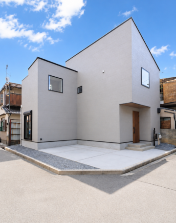 N様邸「吹抜けが生み出す開放感と、ゆとりある洗面・広々バルコニーが魅力の住まい」