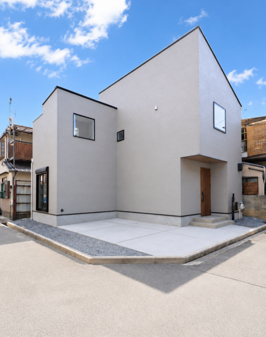 N様邸「吹抜けが生み出す開放感と、ゆとりある洗面・広々バルコニーが魅力の住まい」