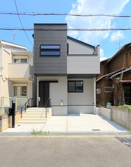 豊富な収納と開放的な吹き抜け、シックで落ち着いた住まい。